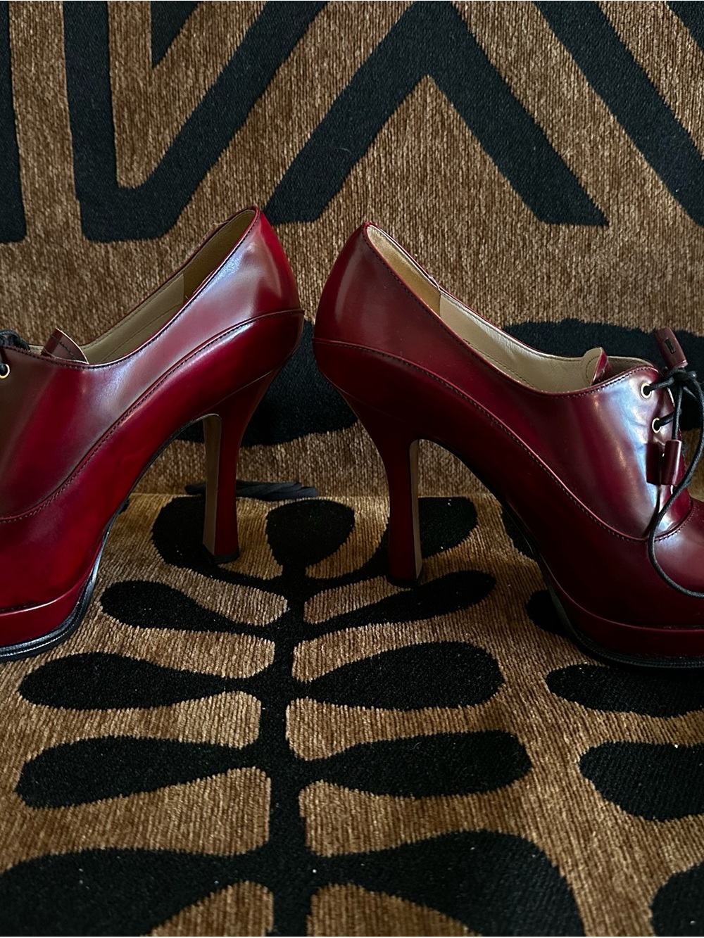 PRADA VINTAGE Burgundy Leather Oxford heels with Gold Logo - Picture 10 of 16